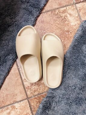 Yeezy Adidas Slide Sandals - Men’s 8.5 Women’s 10